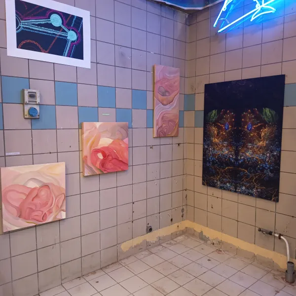 Spazio di ZipArt a Here Officina con opere di Santo Leonardo, Ferruccio Cazzani e Lino Strangis