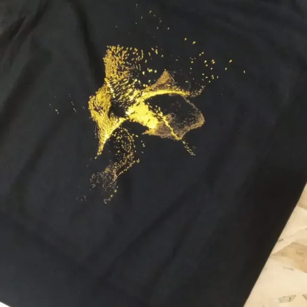 T-shirt nera con stampa dorata